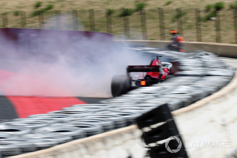 Marcus Ericsson, Sauber C37 crashes in FP1 and catches fire