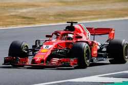 Sebastian Vettel, Ferrari SF71H,saluda a los aficionados después de ganar la carrera