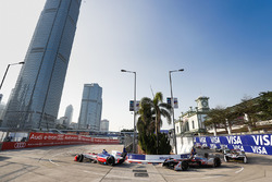 Felix Rosenqvist, Mahindra Racing, precede Edoardo Mortara, Venturi Formula E