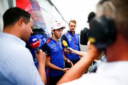 Pierre Gasly, Toro Rosso, con los medios