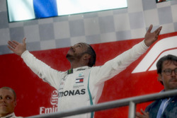 Lewis Hamilton, Mercedes AMG F1, ve Valtteri Bottas, Mercedes AMG F1, podyumdalar
