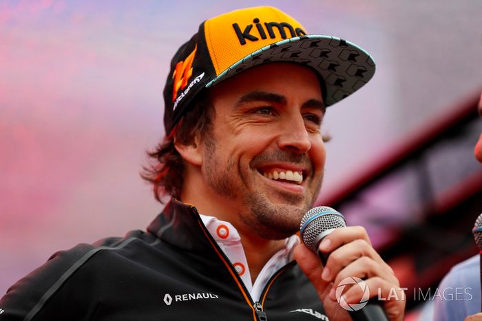 Fernando Alonso, McLaren, entrevistado en el escenario