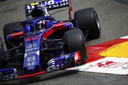 Pierre Gasly, Toro Rosso STR13, passe sur un vibreur