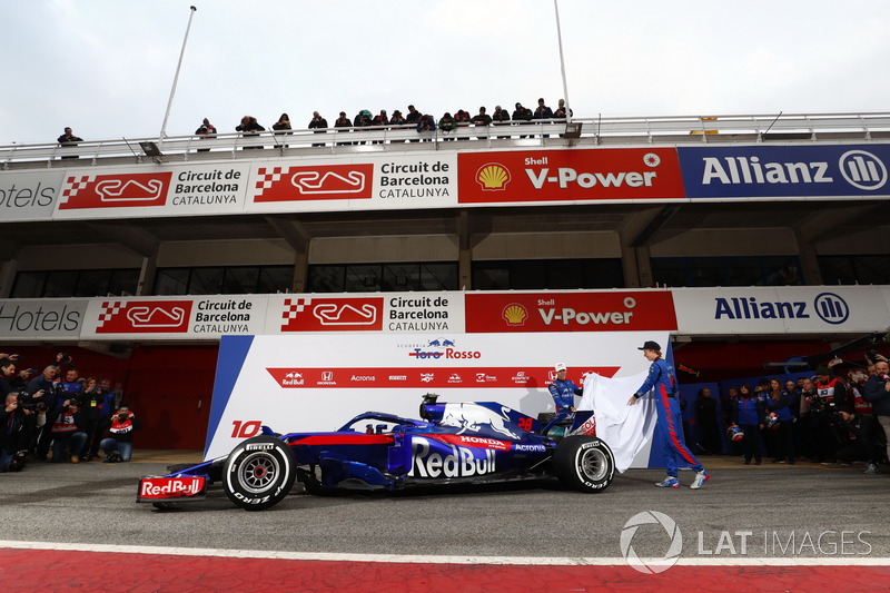 Гонщики Scuderia Toro Rosso Пьер Гасли и Брендон Хартли, автомобиль STR13