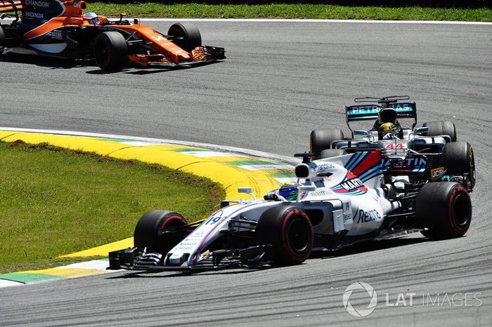 Lewis Hamilton, Mercedes-Benz F1 W08  con Felipe Massa, Williams FW40