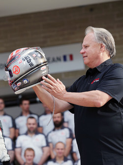 Gene Haas, président Haas Automotion lors d'une photo de groupe avec le casque de Romain Grosjean, Haas F1 Team