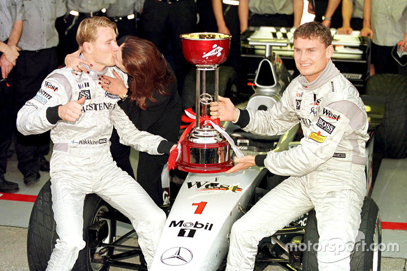 Erja Hakkinen besos para su marido nuevo campeón del mundo de la Fórmula Uno Mika Hakkinen, McLaren