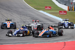 Felipe Nasr, Sauber C35; Pascal Wehrlein, Manor Racing MRT05