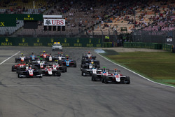 Alexander Albon, ART Grand Prix precede Nyck De Vries, ART Grand Prix e Antonio Fuoco, Trident alla