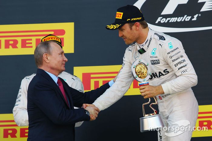 Vladimir Putin entrega troféu para Nico Rosberg