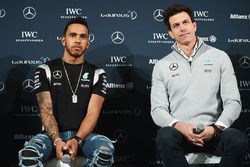 Lewis Hamilton, Mercedes AMG F1 Team y Toto Wolff, Mercedes AMG F1 Accionista y Director Ejecutivo