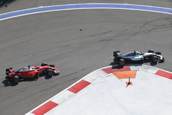 Нико Росберг, Mercedes AMG F1 Team W07 едет впереди Кими Райкконена, Ferrari SF16-H