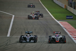 Льюис Хэмилтон, Mercedes AMG F1 Team W07 и Ромен Грожан, Haas F1 Team VF-16