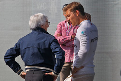 Bernie Ecclestone con Nico Rosberg, Mercedes AMG F1