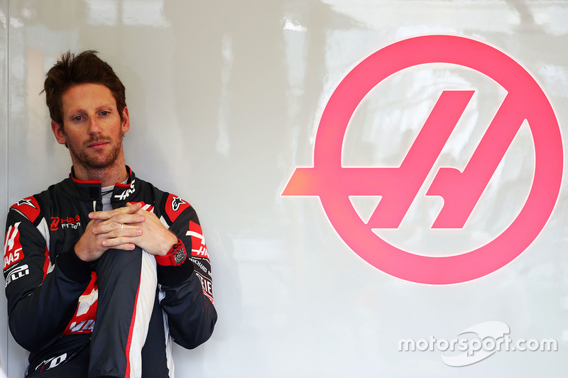 Romain Grosjean pensativo nos boxes de sua nova equipe