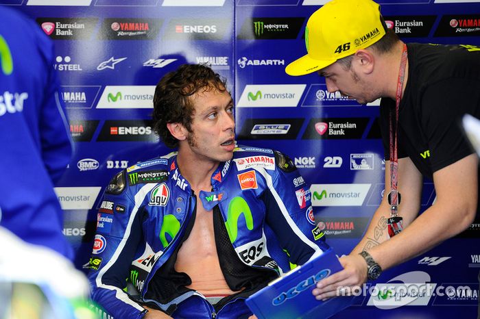 Exausto, Valentino Rossi conversa com membro da equipe