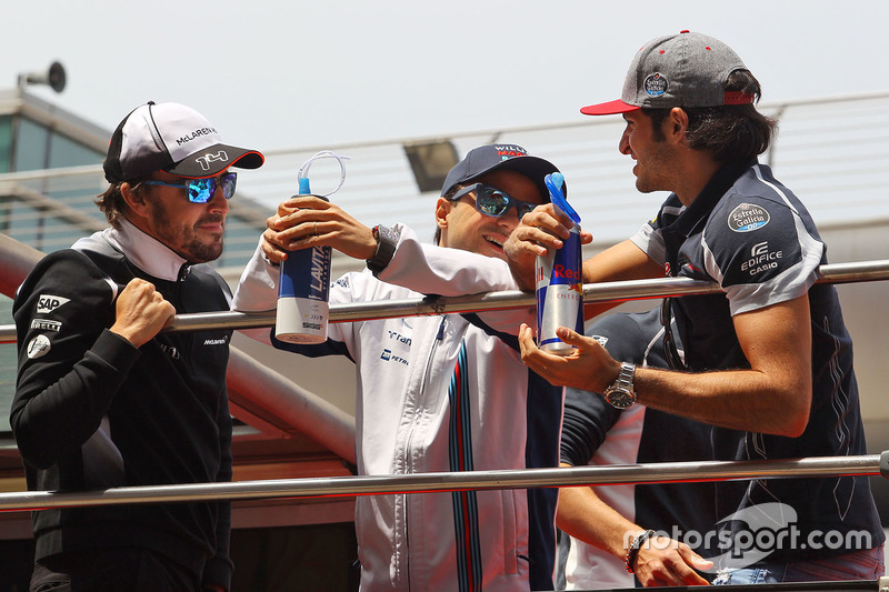 Fernando Alonso, McLaren, Felipe Massa, Williams and Carlos Sainz Jr., Scuderia Toro Rosso on the drivers parade