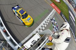 Ganador de la carrera Dale Earnhardt Jr., JR Motorsports Chevrolet