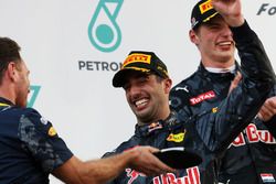 Podium: Christian Horner, Red Bull Racing Team con Daniel Ricciardo, Red Bull Racing y Max Verstappe