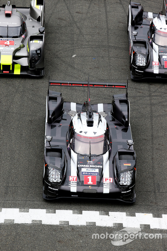 La sesión de fotos tradicional de los coches de Le Mans