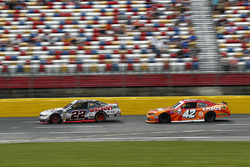 Joey Logano, Team Penske Ford, und Kyle Larson, Chip Ganassi Racing Chevrolet