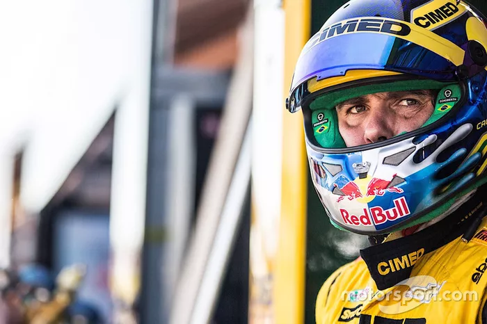 Cacá Bueno: Mas nem só aqueles que precisam de tempo para se recuperar de lesões foram beneficiados pelas paralisações ocasionada pelo coronavírus. Há casos também de pilotos que lutavam contra o tempo para se garantir no grid. 