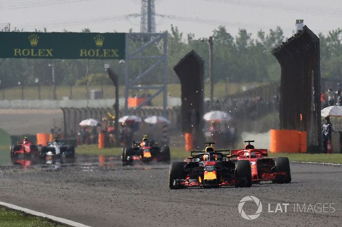 Daniel Ricciardo, Red Bull Racing RB14 lucha con Sebastian Vettel, Ferrari SF71H