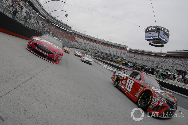 Kyle Busch, Joe Gibbs Racing, Toyota Camry Skittles, Kurt Busch, Stewart-Haas Racing, Ford Fusion Haas Automation/Monster Energy