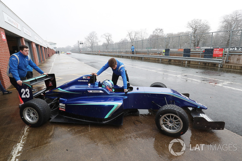 Billy Monger maakt zijn comeback door met Carlin een MVS Formule 3-bolide te testen