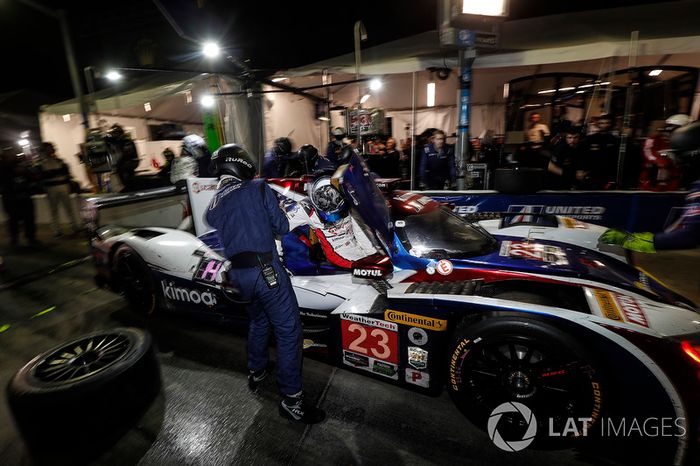 #23 United Autosports Ligier LMP2, P: Phil Hanson, Lando Norris, Fernando Alonso, pit stop