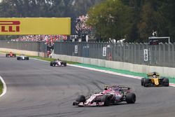 Esteban Ocon, Sahara Force India F1 VJM10, Nico Hulkenberg, Renault Sport F1 Team RS17, Sergio Perez