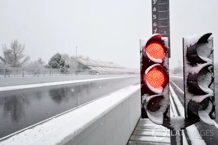 Feu rouge sous la neige