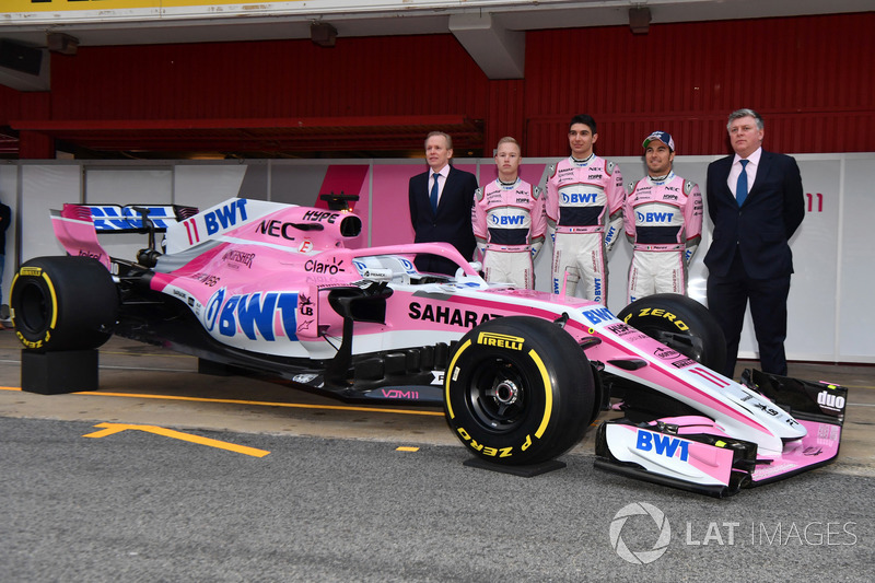Технический директор Sahara Force India F1 Эндрю Грин, тест-пилот Никита Мазепин, гонщики Эстебан Окон и Серхио перес, руководитель команды Отмар Сафнауэр, автомобиль VJM11