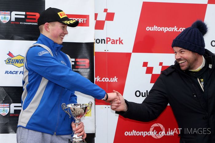 Podio: tercer lugar Billy Monger, Carlin