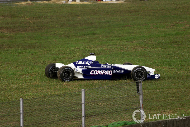 La voiture endommagée de Montoya après l'accrochage avec Verstappen