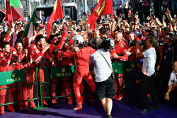 Ganador de la carrera Sebastian Vettel, Ferrari celebra en parc ferme