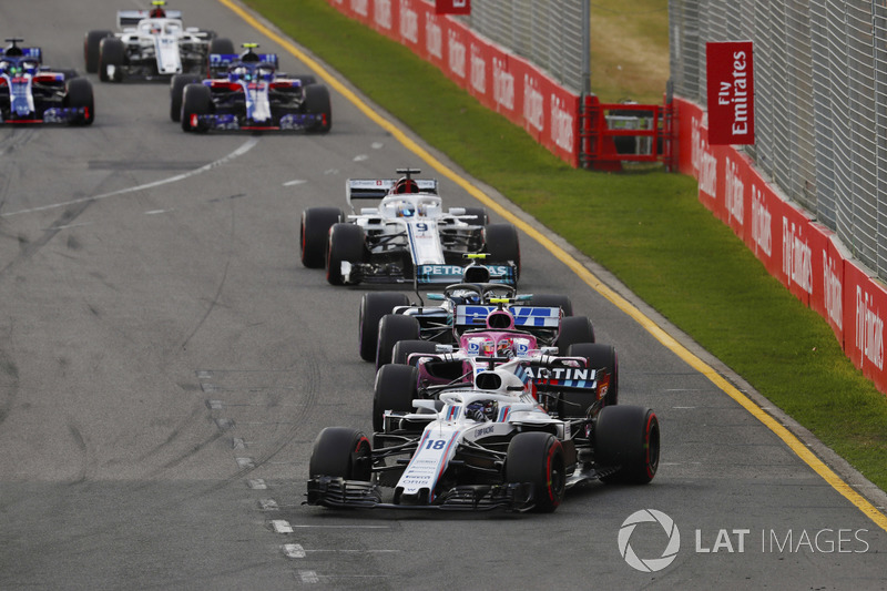 Lance Stroll, Williams FW41 Mercedes, devant Esteban Ocon, Force India VJM11 Mercedes, et Valtteri Bottas, Mercedes AMG F1 W09