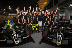 Il Campione 2017 Pietro Fittipaldi, Lotus, festeggia con il suo team