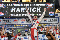 Il vincitore della gara Kevin Harvick, Stewart-Haas Racing Ford
