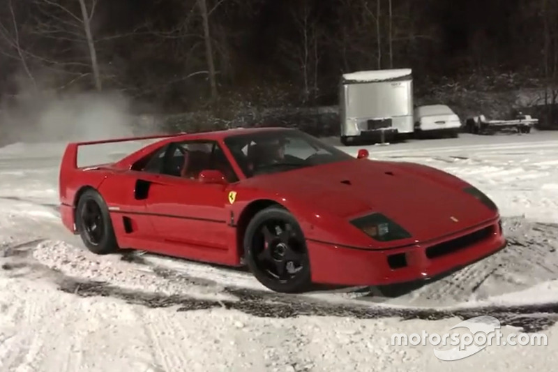 Ferrari F40 на снігу
