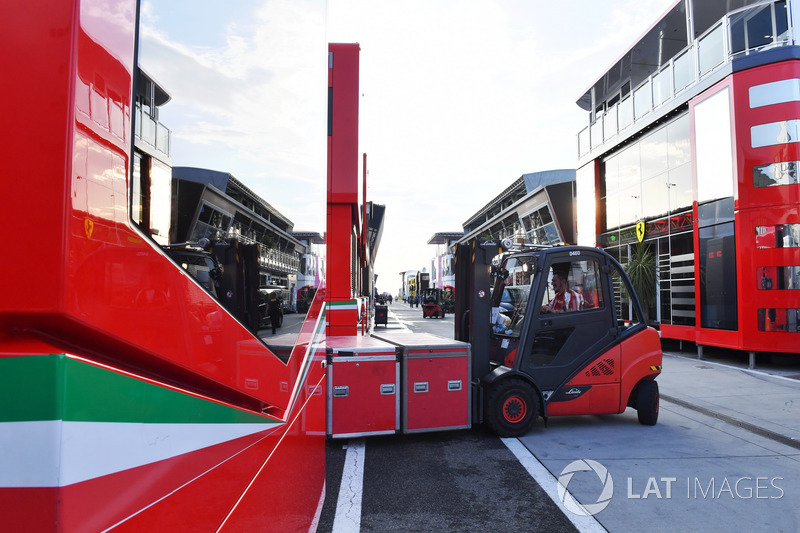 Carga de DHL y Ferrari