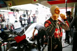 Romain Grosjean, Haas F1 Team, se ajusta su balaclava