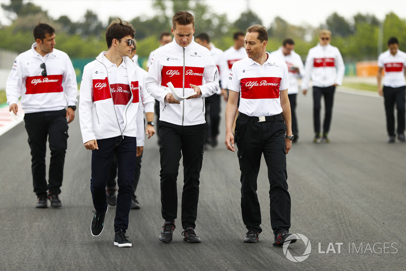 Charles Leclerc, Sauber, parcourt la piste à pied