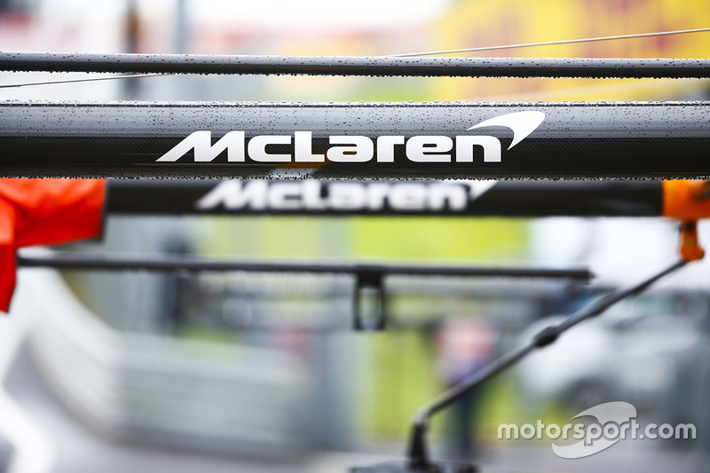 Logo McLaren sull'equipaggiamento del box