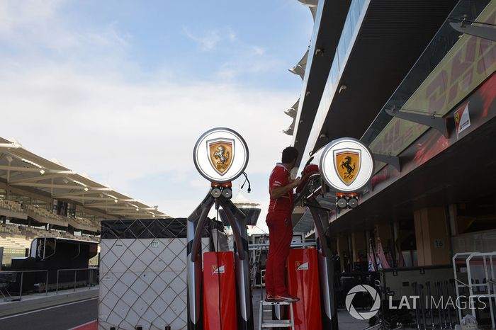 Ferrari pit box se prepara