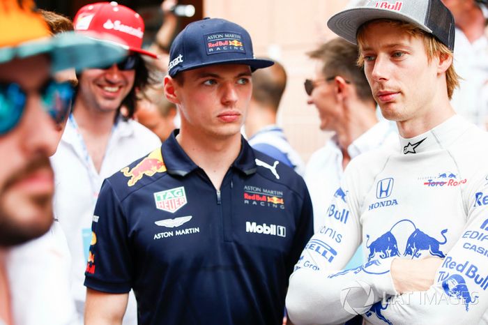 Max Verstappen, Red Bull Racing, y Brendon Hartley, Toro Rosso