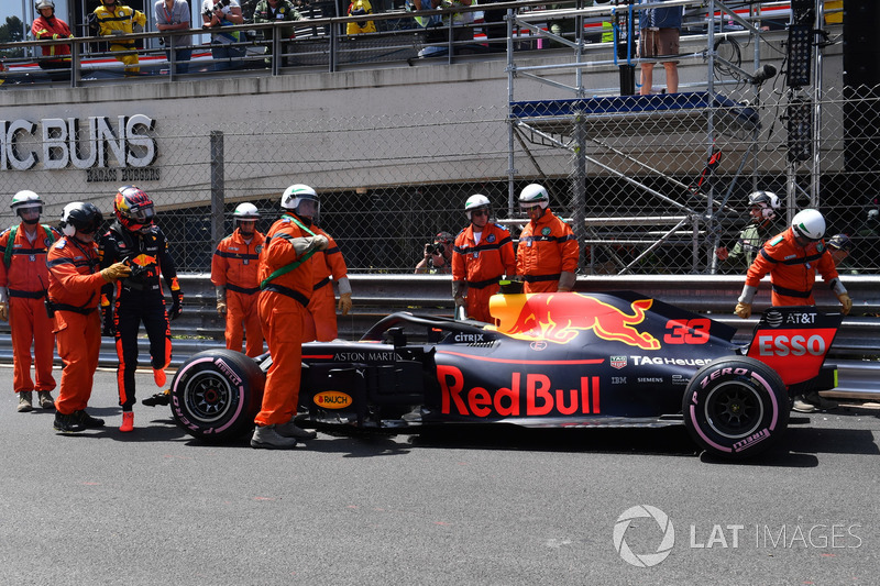 Max Verstappen, Red Bull Racing RB14 after the crash