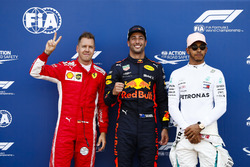 Daniel Ricciardo, Red Bull Racing, festeggia la pole position tra Sebastian Vettel, Ferrari, e Lewis Hamilton, Mercedes AMG F1