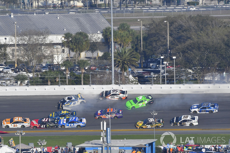 Chase Elliott, Hendrick Motorsports Chevrolet Camaro, Kasey Kahne, Leavine Family Racing Chevrolet Camaro en Danica Patrick, Premium Motorsports Chevrolet Camaro wreck
