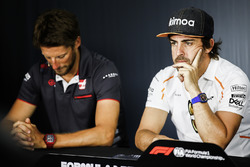 Romain Grosjean, Haas F1 Team, ve Fernando Alonso, McLaren